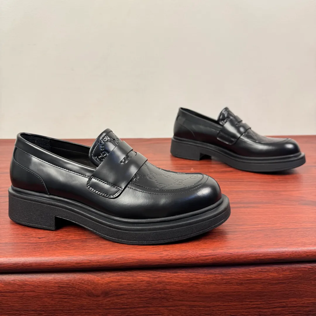 Batch 780 Gucci/Gucci new men's loafers with GG details, thick-soled slip-ons! The design of this men's lace-up shoe is rooted in the brand's heritage. It is carefully crafted from high-quality calfskin/open-edge beaded cowhide/suede cowhide. It is made of various leather types and is embellished with GG printed embossed suede leather details, which pays homage to Gucci's classic monogram. The rubber sole with GG pattern adds a modern touch to the design. Classic and simple sponge cake style design. European and American classic version, full calfskin lining. The overall upper texture is soft. The lining is comfortable and breathable. 2CM thickened soft rubber sole, easy to control. Versatile and stylish on the foot. Available in multiple colors to meet different matching needs. Full package! Size: 39-40-41-42-43-44 Leather shoe size (can be customized to 38.45.46) Item number: 7826 Loafers Open edge beads